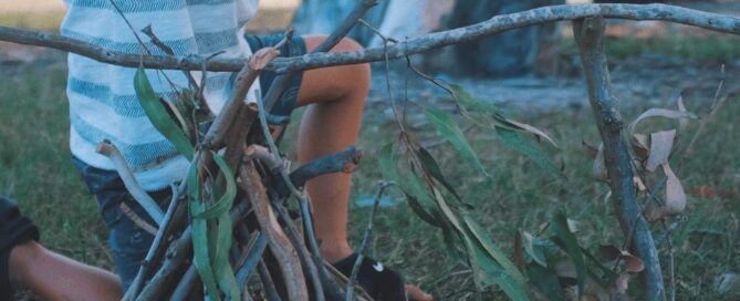 Bushcraft lodge zomerkamp: een diepgaande blik op natuurbehoud en overlevingstechnieken