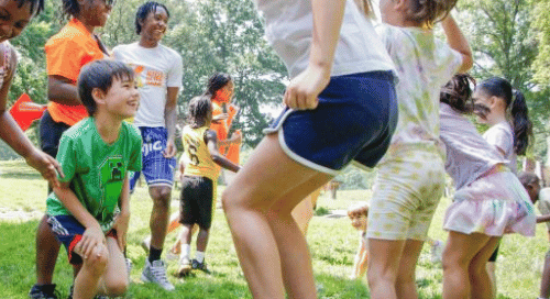 Hoe kinderen op kamp verbinding vinden en eenzaamheid overwinnen