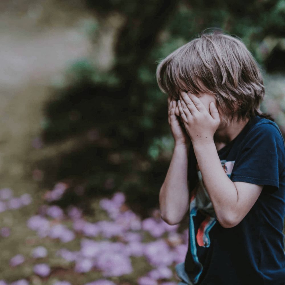 Wat te doen als je kind heimwee heeft op zomerkamp?