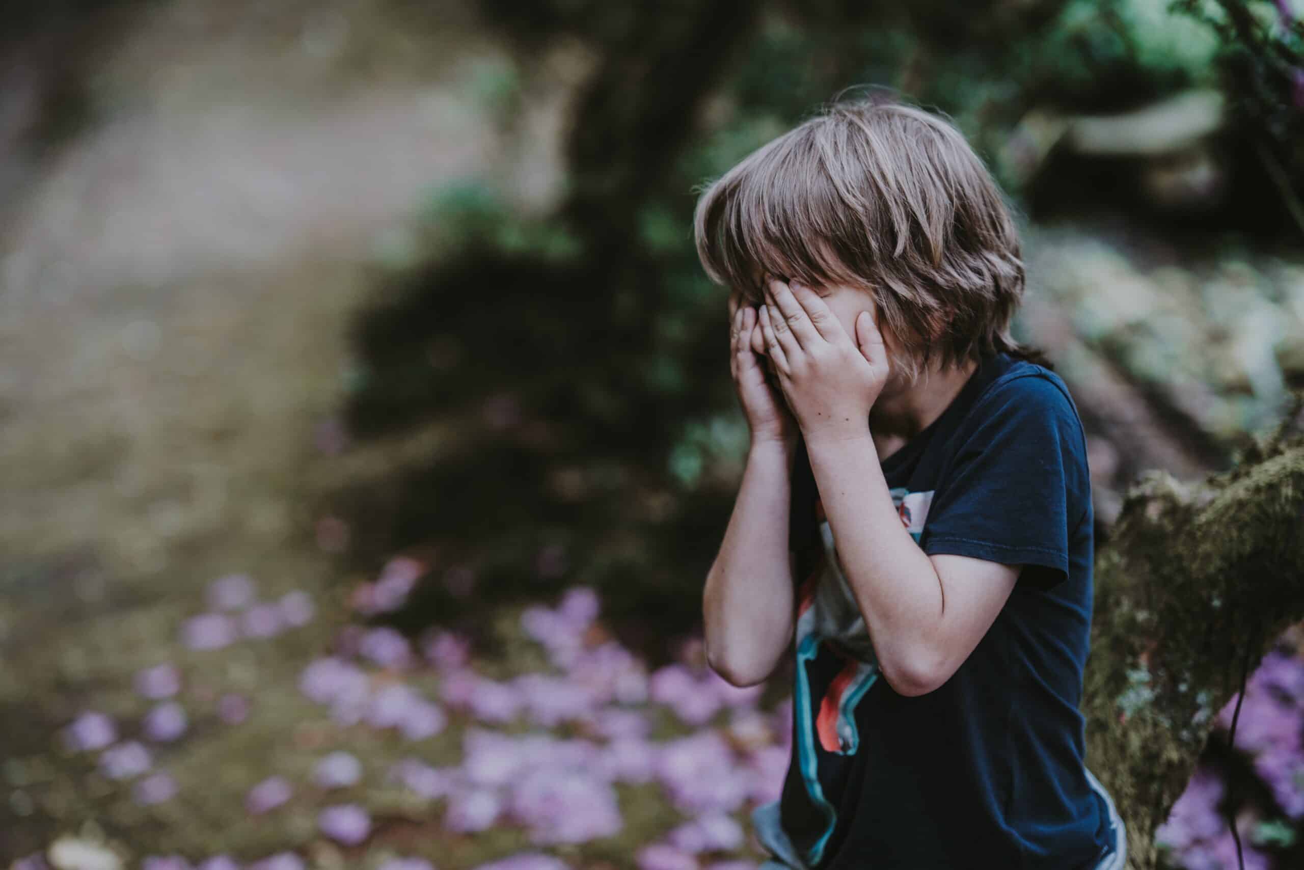 Wat te doen als je kind heimwee heeft op zomerkamp?