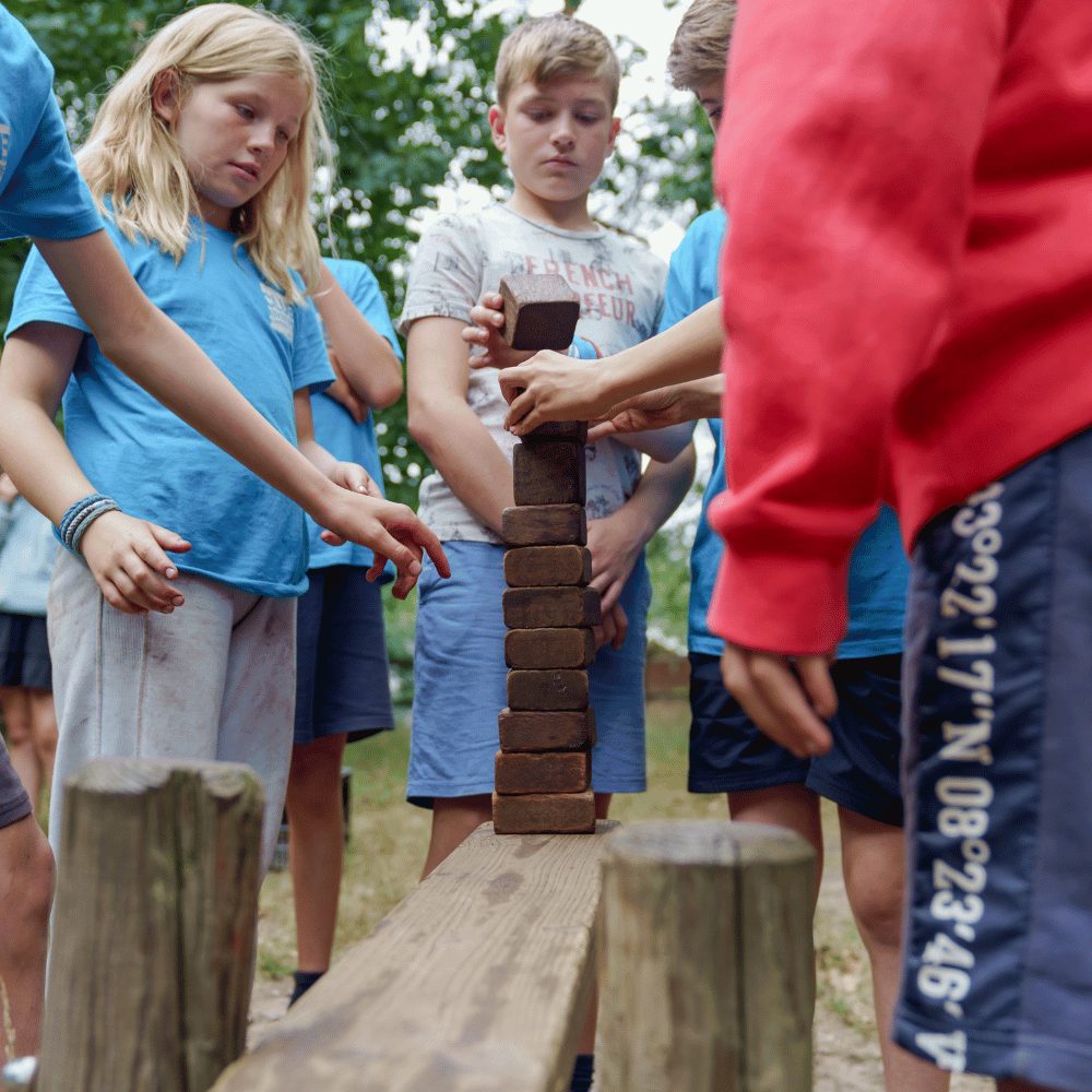 Meer dan modder aan je knieën: Wat bosspellen leren dat boeken niet kunnen