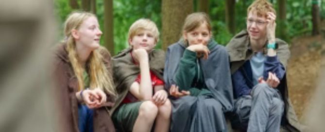 Kinderen zitten bij elkaar in het bos