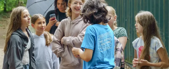 Een groep meiden staan lachend met elkaar