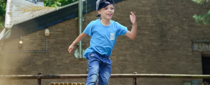 Blij kind rent buiten