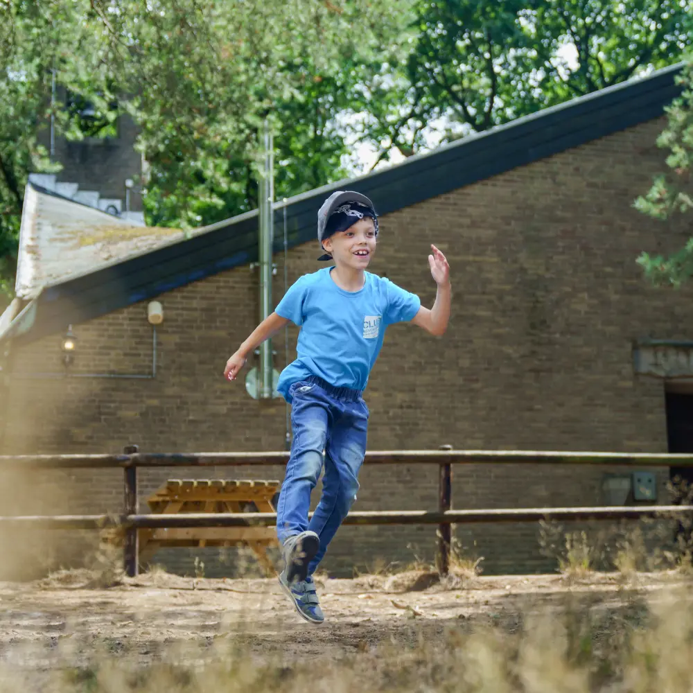 Modderpret en zelfvertrouwen: waarom vies worden belangrijk is voor avontuurlijke kinderen.