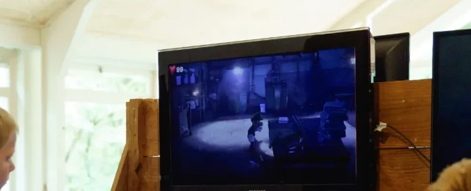 Jongens gamen op een playstation